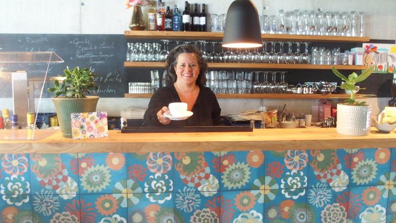 Oh, là, là: das hört und sieht sich gut an! Das Café Bella Martha in Marthashofen hat wieder geöffnet, mit seiner neuen Pächterin Mona Ragheb 